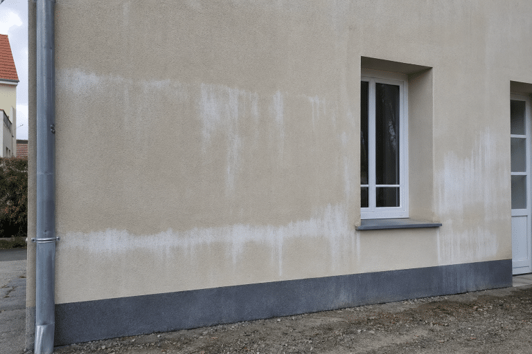 Façade beige avec fenêtre rectangulaire